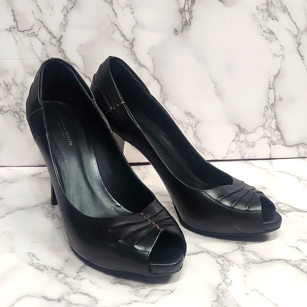 BOTTEGA VENETA BLACK LEATHER HEELS SIZE 38 1/2